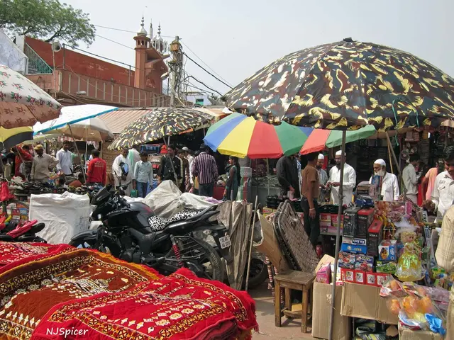 Dubai Police distribute umbrellas to 250 laborers to shield them from heat stroke